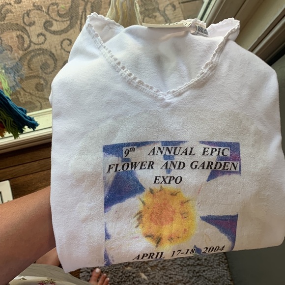 Vintage 2004 Y2K Lace Hemmed V Neck T Shirt Basic Editions Flower & Garden Expo - Picture 10 of 10